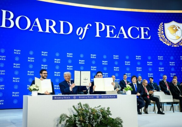 photo of signing Board of Peace Charter